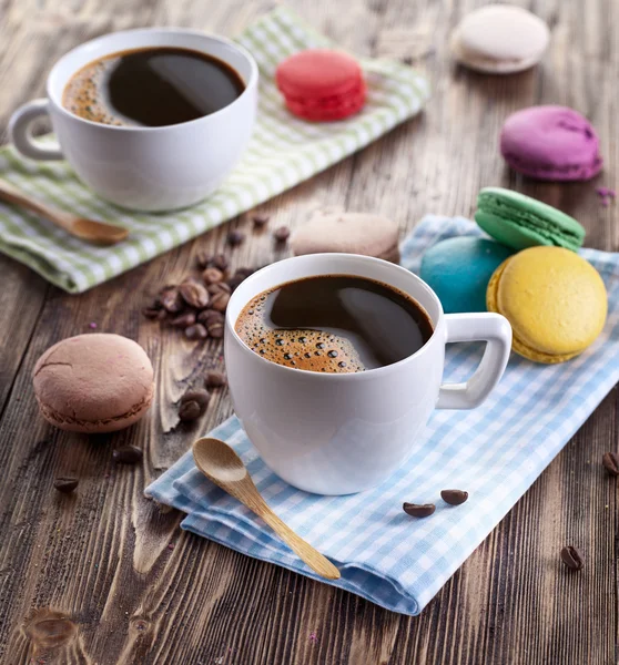 Kopje koffie en Franse macaron. — Stockfoto