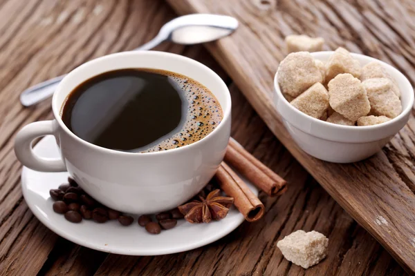 Xícara de café quente na velha mesa de madeira . — Fotografia de Stock