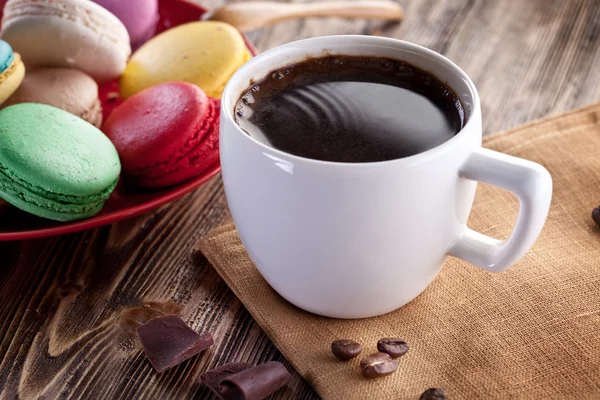 Φλιτζάνι καφέ και γαλλικές macaron. — Φωτογραφία Αρχείου