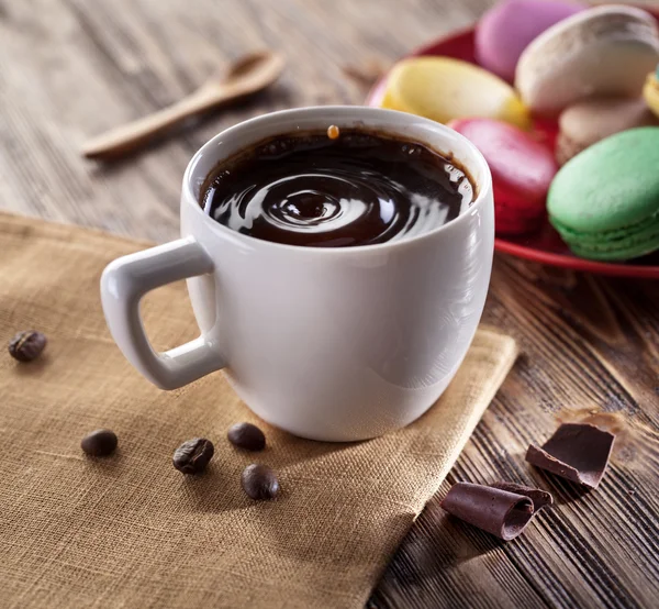 Xícara de café e macaron francês . — Fotografia de Stock