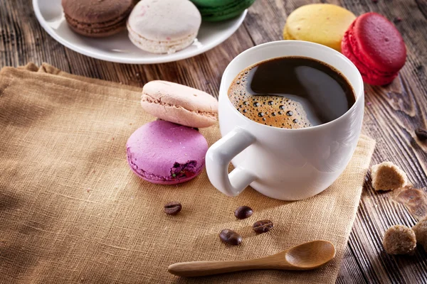 Kopje koffie en Franse macaron. — Stockfoto