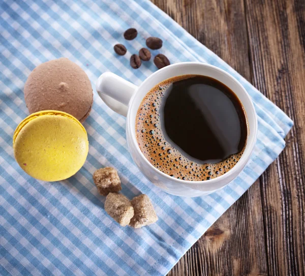 Φλιτζάνι καφέ και γαλλικές macaron. — Φωτογραφία Αρχείου