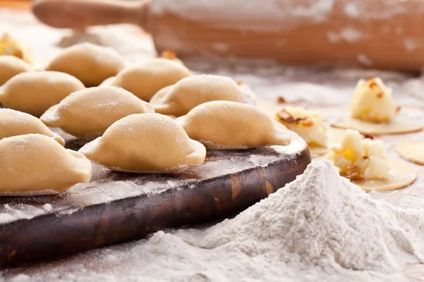 Vareniki (Knödel) mit Kartoffeln und Zwiebeln. — Stockfoto