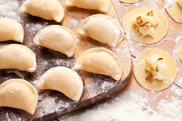 Varik (dumplings) met aardappelen en UI. — Stockfoto