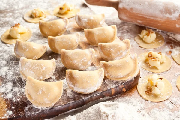 Vareniki (pierogi) z ziemniakami i cebulą. — Zdjęcie stockowe