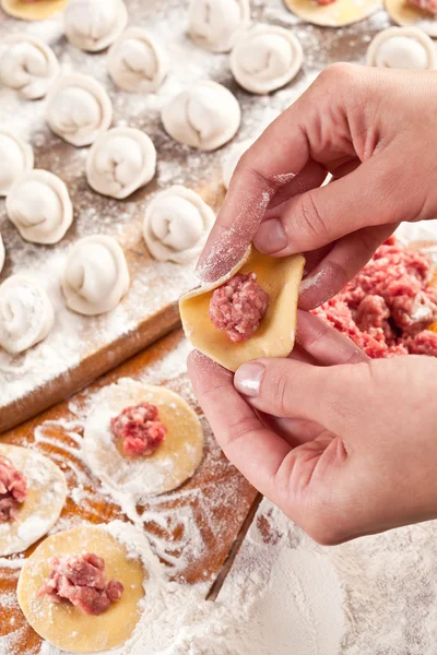 Knödel. Teig mit Fleischfüllung auf den Händen des Kochs. — Stockfoto