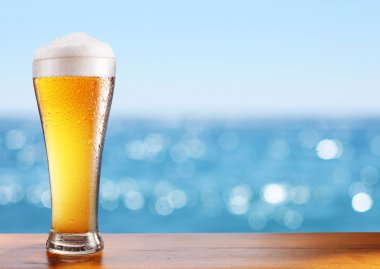 açık hava kafe bar masa soğuk bira bardağı.