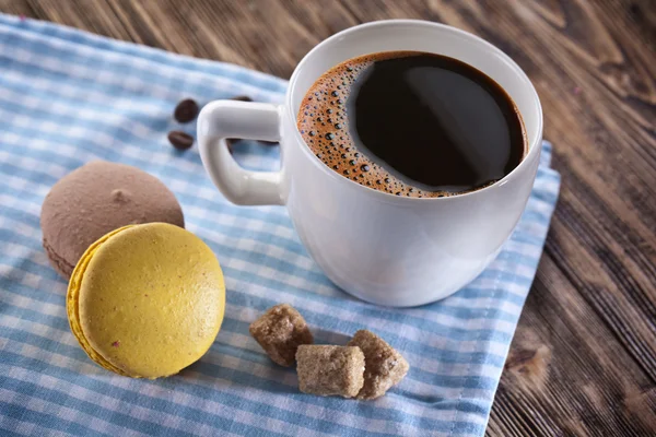 Bir fincan kahve ve Fransız macaron. — Stok fotoğraf