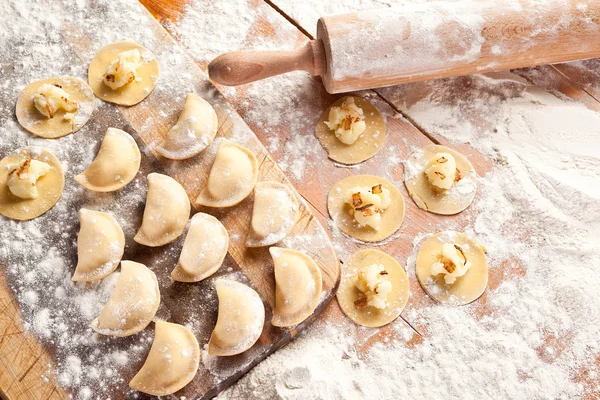 Varik (dumplings) met aardappelen en UI. — Stockfoto