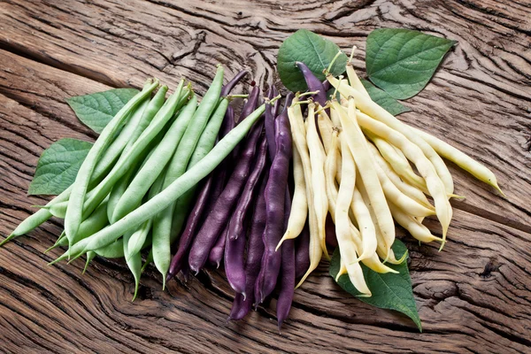 Fresh green beans on the old wooden table. — Stock Photo, Image