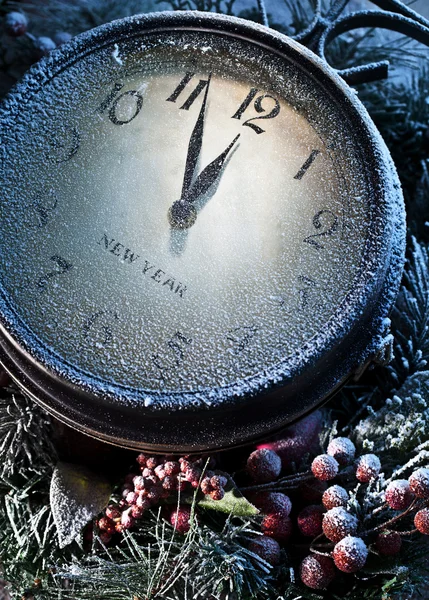 가루 눈으로 새 해 시계. — 스톡 사진