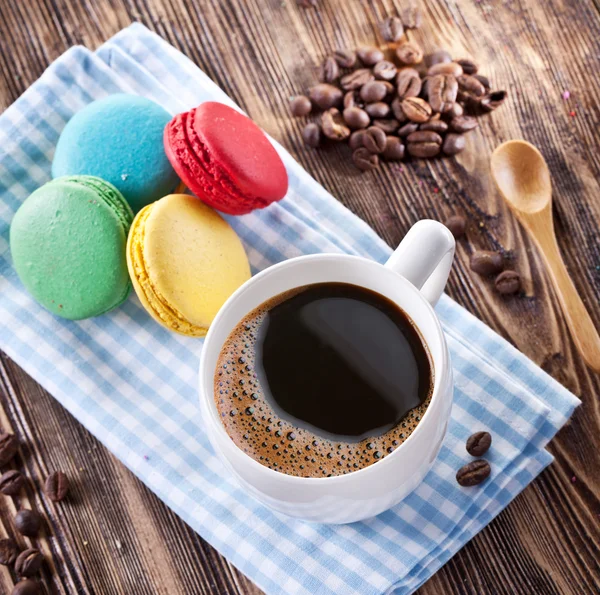 Tasse Kaffee und französisches Macaron. — Stockfoto