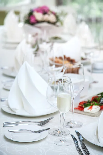 Festival tabel instelling in het restaurant. — Stockfoto