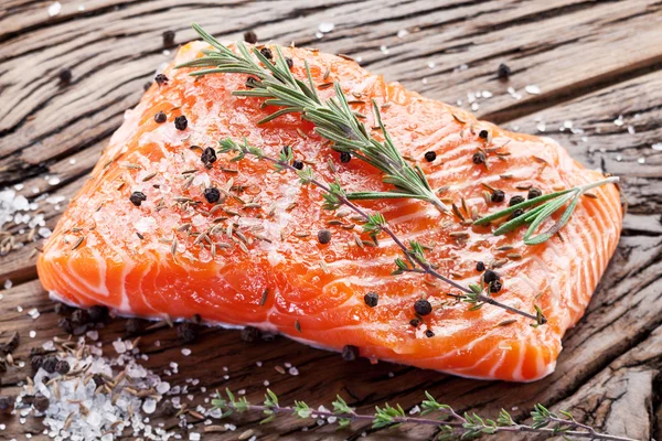 Filetto di salmone su un tagliere di legno. — Foto Stock