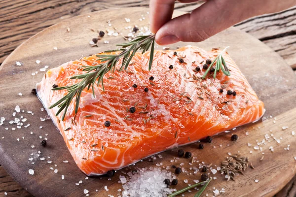 Filete de salmón en una tabla de talla de madera. — Foto de Stock