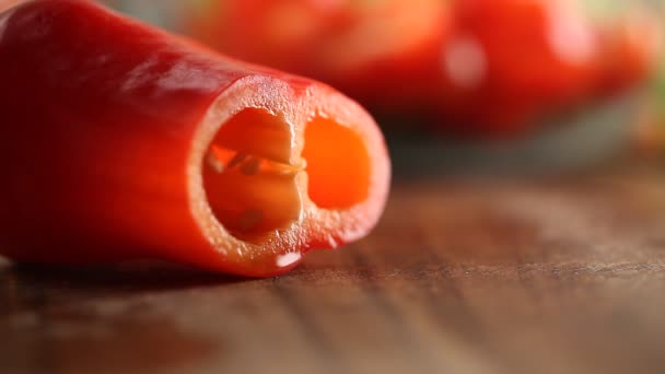 Hombre manos rebanando pimentón rojo en la cocina — Vídeos de Stock