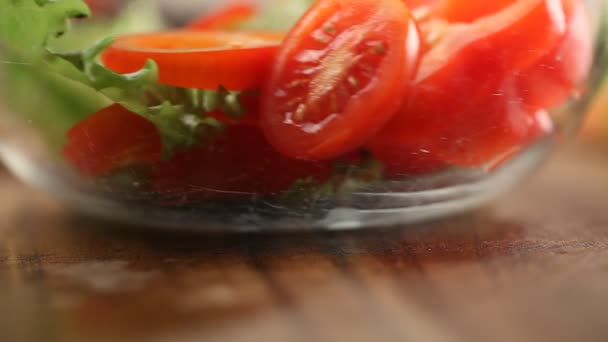 Hombre manos rebanando tomate rojo en la cocina — Vídeos de Stock