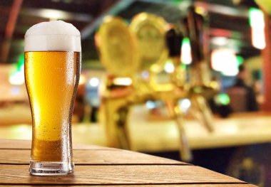 Karanlık bir barda bir bardak light bira..