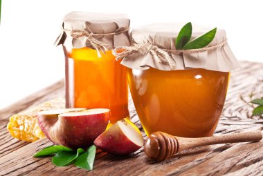 Cam bal ve elma dolu.