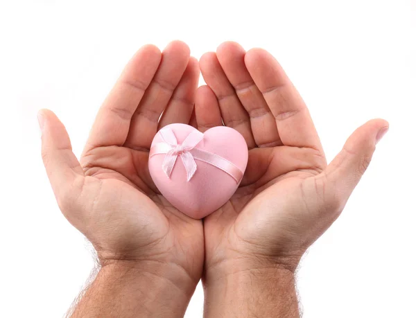 Corazón rosa en manos masculinas . — Foto de Stock