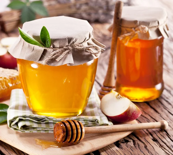 Cutii de sticlă pline cu miere, fagure de mere . — Fotografie, imagine de stoc