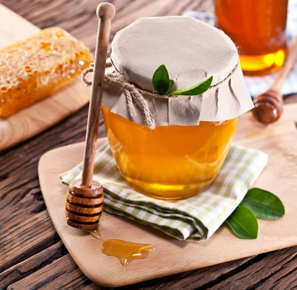 Glass cans full of honey. — Stock Photo, Image