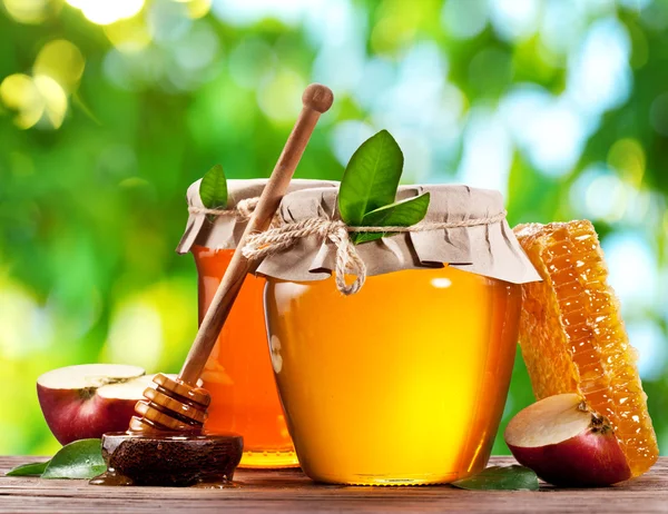 Latas llenas de miel y manzanas . — Foto de Stock