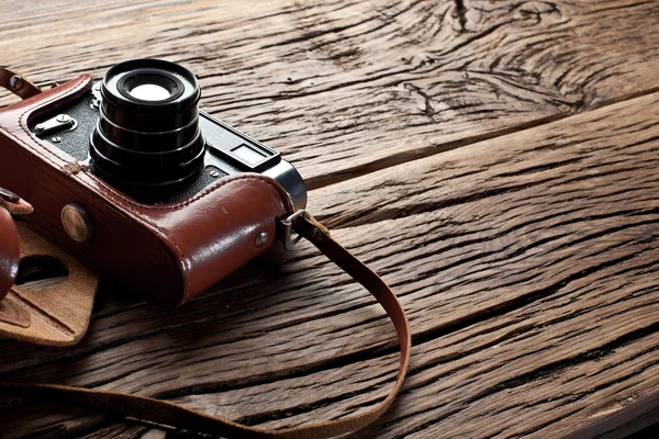 Vecchia fotocamera telemetro sul vecchio tavolo di legno . — Foto Stock