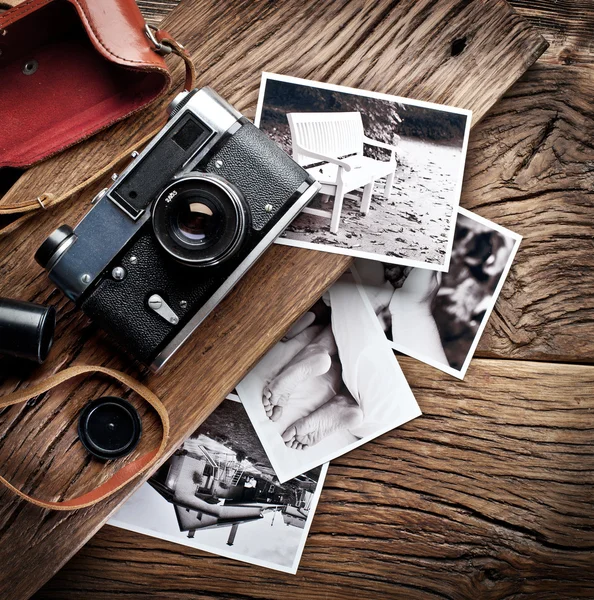 Old rangefinder camera and black-and-white photos. — Stock Photo, Image