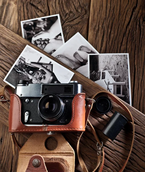 Câmera de telêmetro antigo e fotos em preto e branco . — Fotografia de Stock