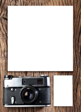 Eski ahşap masa üzerinde eski rangefinder fotoğraf makinesi.