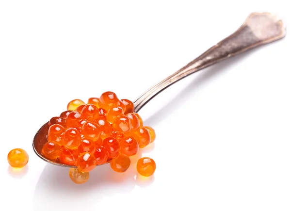 Caviar rojo en la cuchara de plata aislado sobre un fondo blanco . —  Fotos de Stock