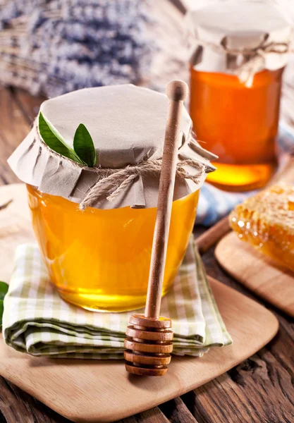 Latas de vidrio llenas de miel . — Foto de Stock