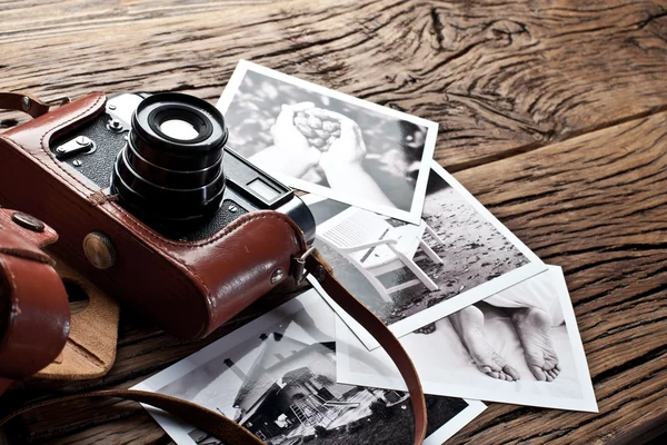 Old rangefinder camera and black-and-white photos. — Stock Photo, Image