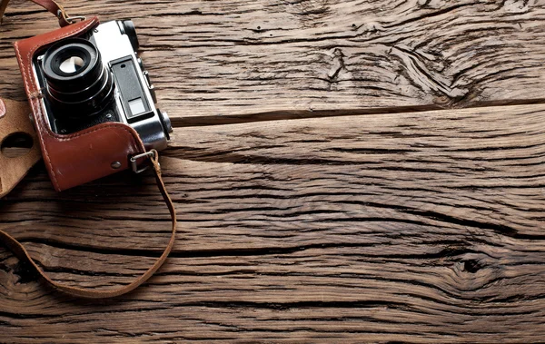 Vecchia fotocamera telemetro sul vecchio tavolo di legno . — Foto Stock