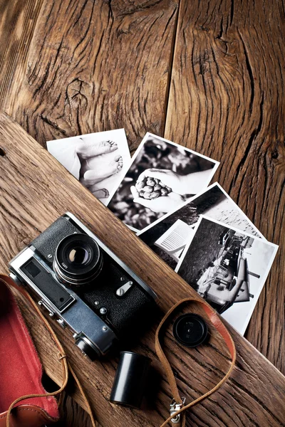 Old rangefinder camera and black-and-white photos. — Stock Photo, Image