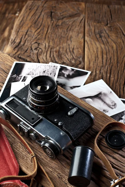 Old rangefinder camera and black-and-white photos. — Stock Photo, Image