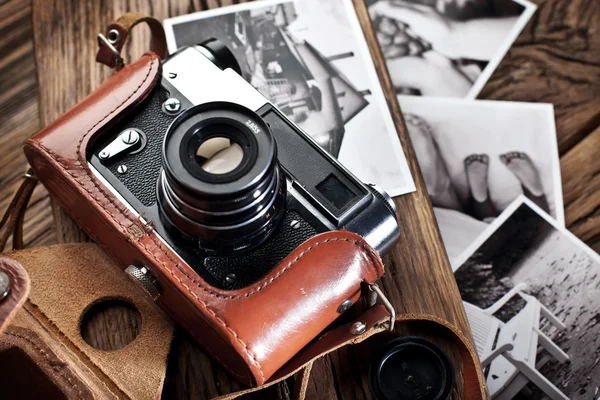 Old rangefinder camera and black-and-white photos. — Stock Photo, Image