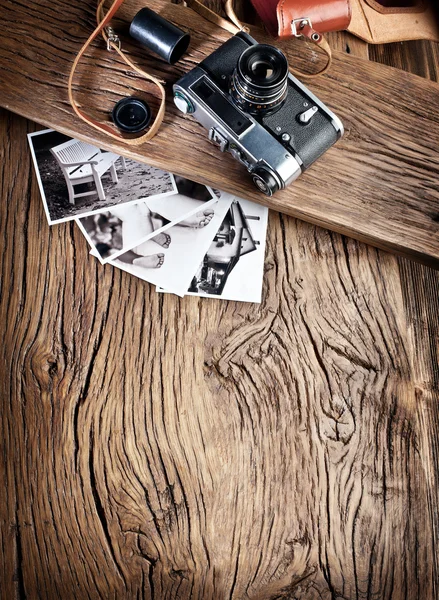 Old rangefinder camera and black-and-white photos. — Stock Photo, Image