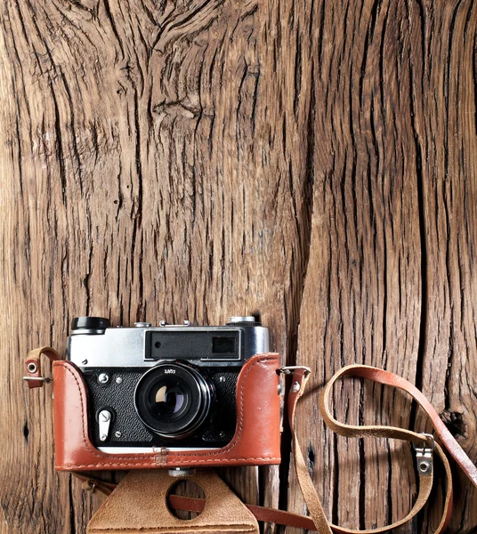 Eski ahşap masa üzerinde eski rangefinder fotoğraf makinesi.