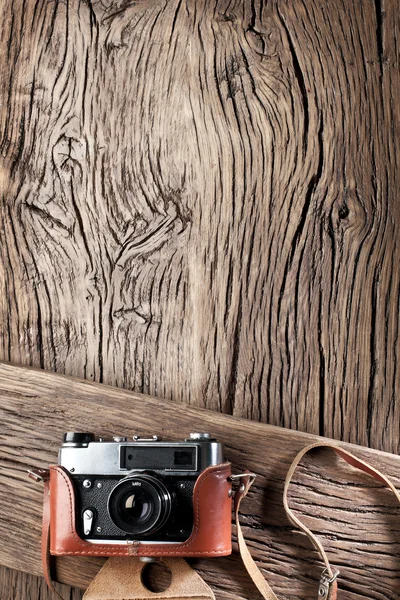 Old rangefinder camera on the old wooden table. — Stock Photo, Image