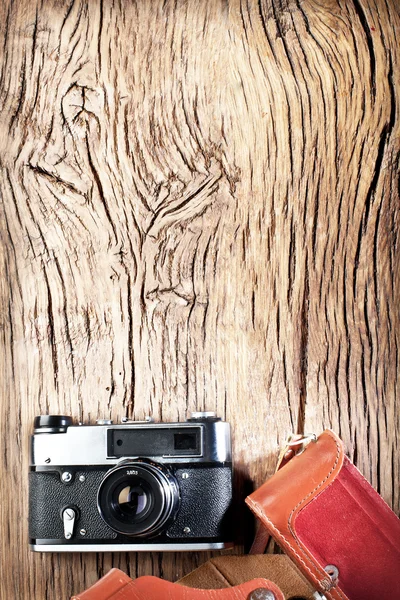 Old rangefinder camera on the old wooden table. — Stock Photo, Image