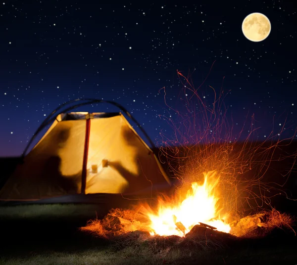 Campamento nocturno en las montañas . —  Fotos de Stock