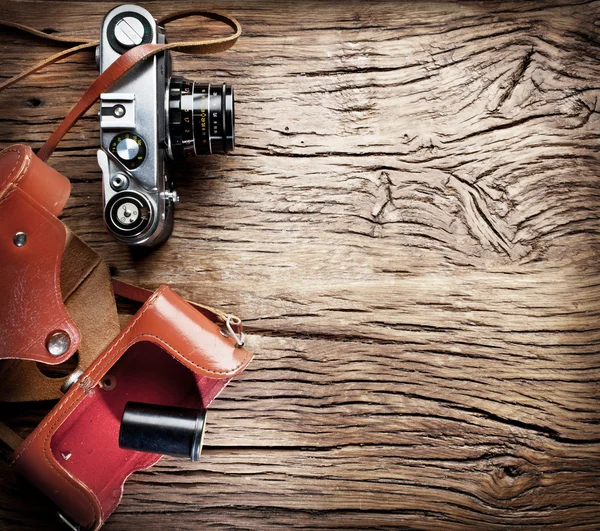 Starý dálkoměrný fotoaparát na starý dřevěný stůl. — Stock fotografie