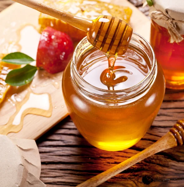 Glasdosen voller Honig und Äpfel. — Stockfoto