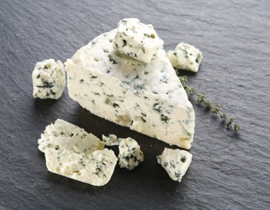  Danimarka mavi peynir dilimleri.