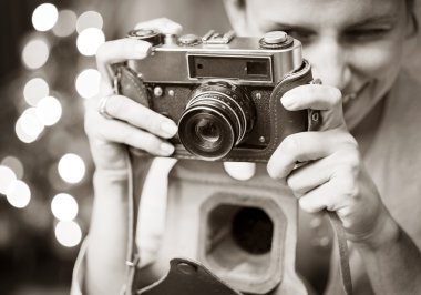 Gülümseyen kadın fotoğrafı çekilen retro kamera.
