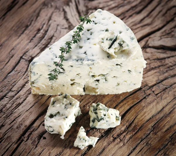 Slices of Danish Blue cheese. — Stock Photo, Image