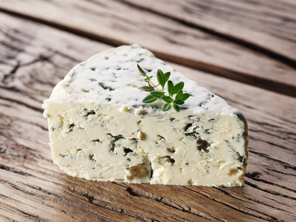 Plátky sýru dánský modrý. — Stock fotografie