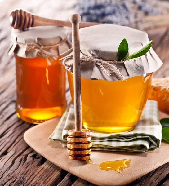 Glass cans full of honey. — Stock Photo, Image